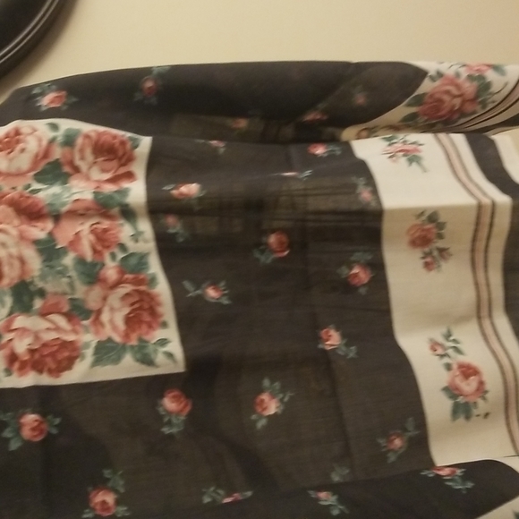 Beautiful large scarf with lovely rose pattern. EUC - Picture 6 of 9